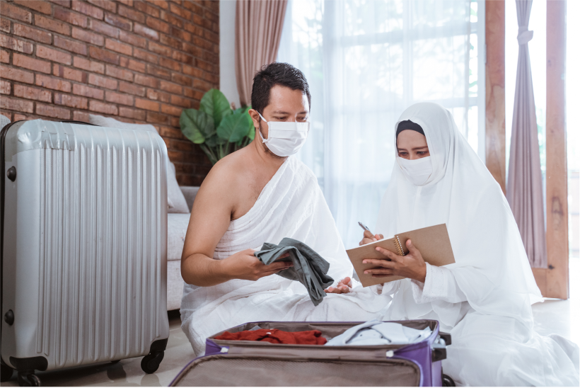muslim-pilgrims-wife-husband-prepare-item 2